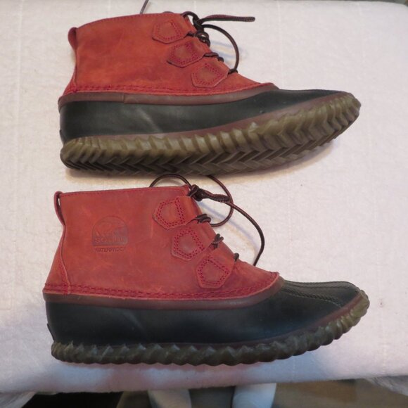 Sorel Out N About Red Black Leather Rubber Boots - Picture 2 of 7